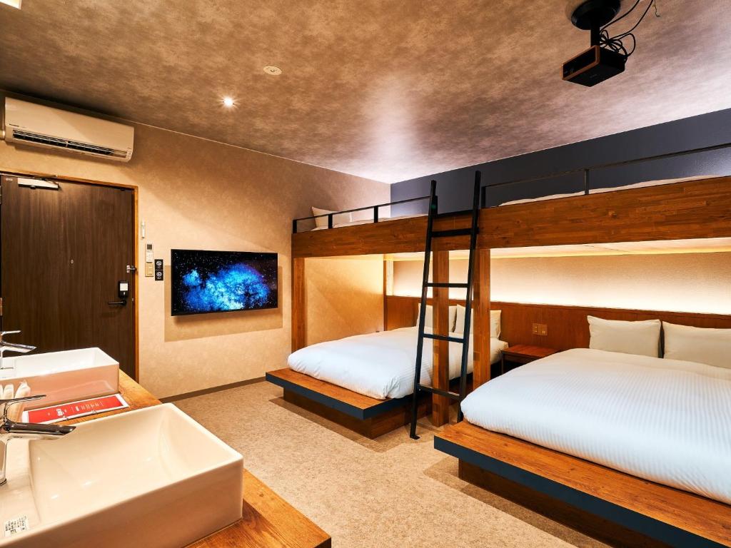 那霸Rakuten STAY Naha-Miebashi Bunk bed Room的一间带两张双层床和盥洗盆的浴室