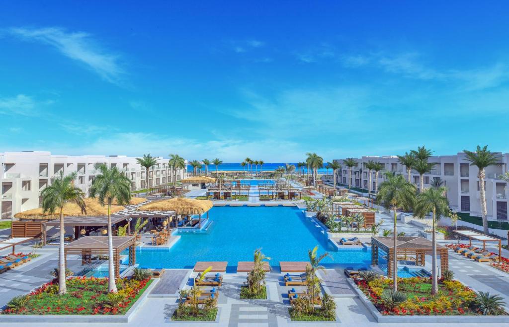 赫尔格达Steigenberger Resort Ras Soma的享有带游泳池的度假村的空中景致