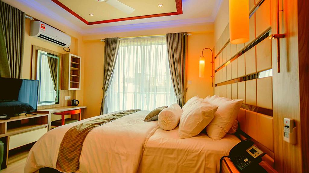 胡鲁马累Avoca Inn的酒店客房设有一张带窗户的床。