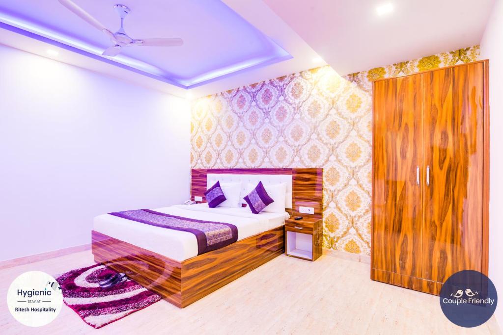 新德里Hotel Fabulous - Delhi International Airport的一间卧室配有一张带紫色枕头的床