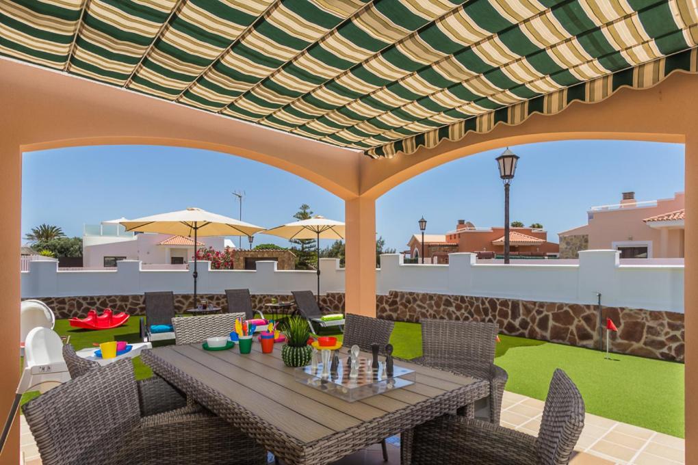 科斯塔德安提瓜Perfect for family holidays with private pool, near beach and golf- Villa Ashley的一个带木桌和椅子的庭院和一个屋顶