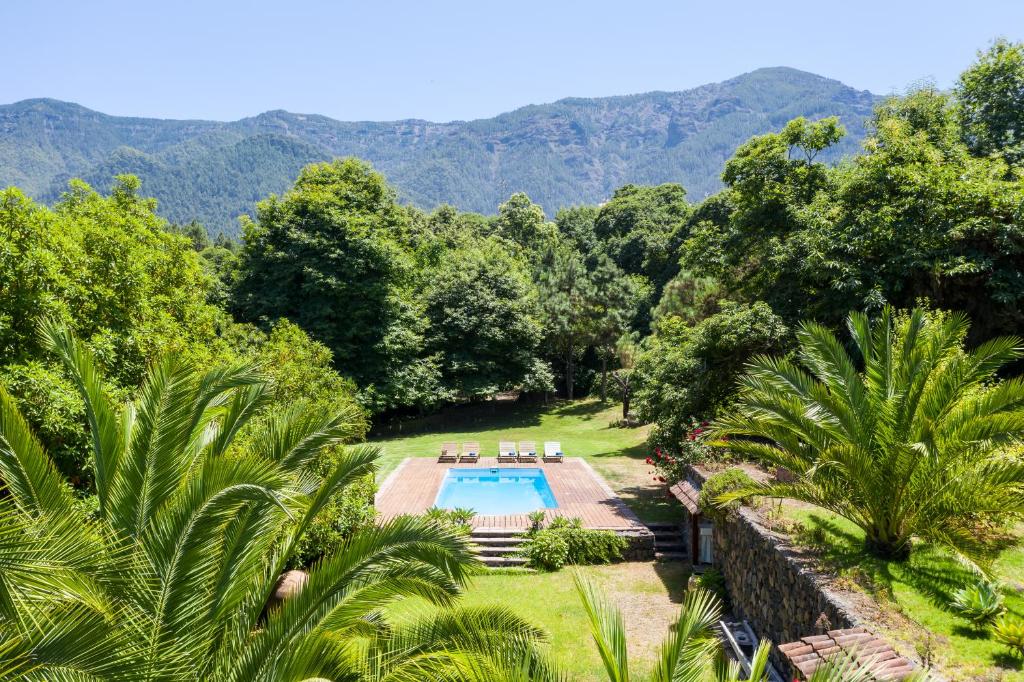 拉奥罗塔瓦La Finca的享有游泳池的空中景致,其背景为山脉