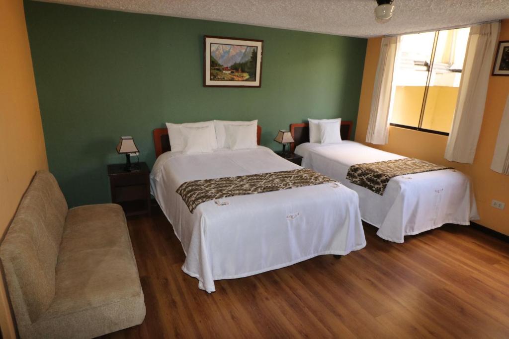 奇瓦伊拉波萨达德尔科尔卡旅馆的酒店客房,设有两张床和一张沙发