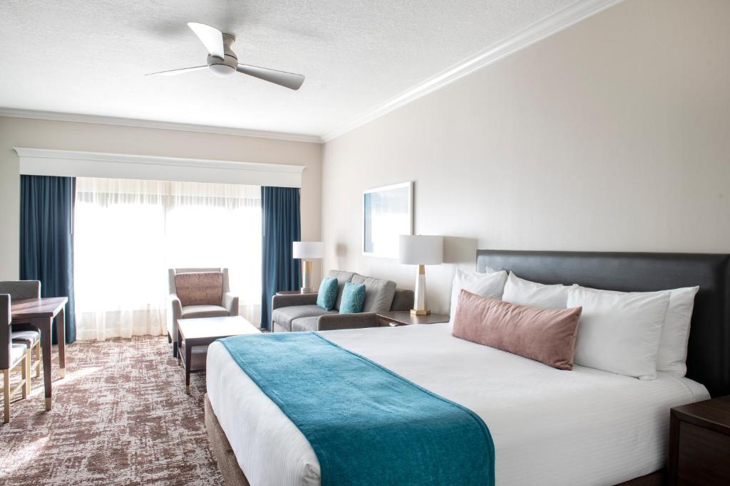 圣地亚哥Club Wyndham Harbour Lights的酒店客房设有一张大床和一间客厅。