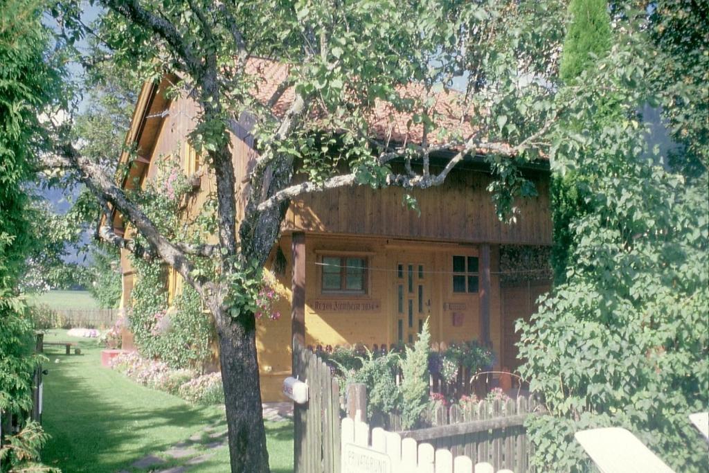 佩尔蒂绍泽姆海姆度假屋的前面有围栏的房子