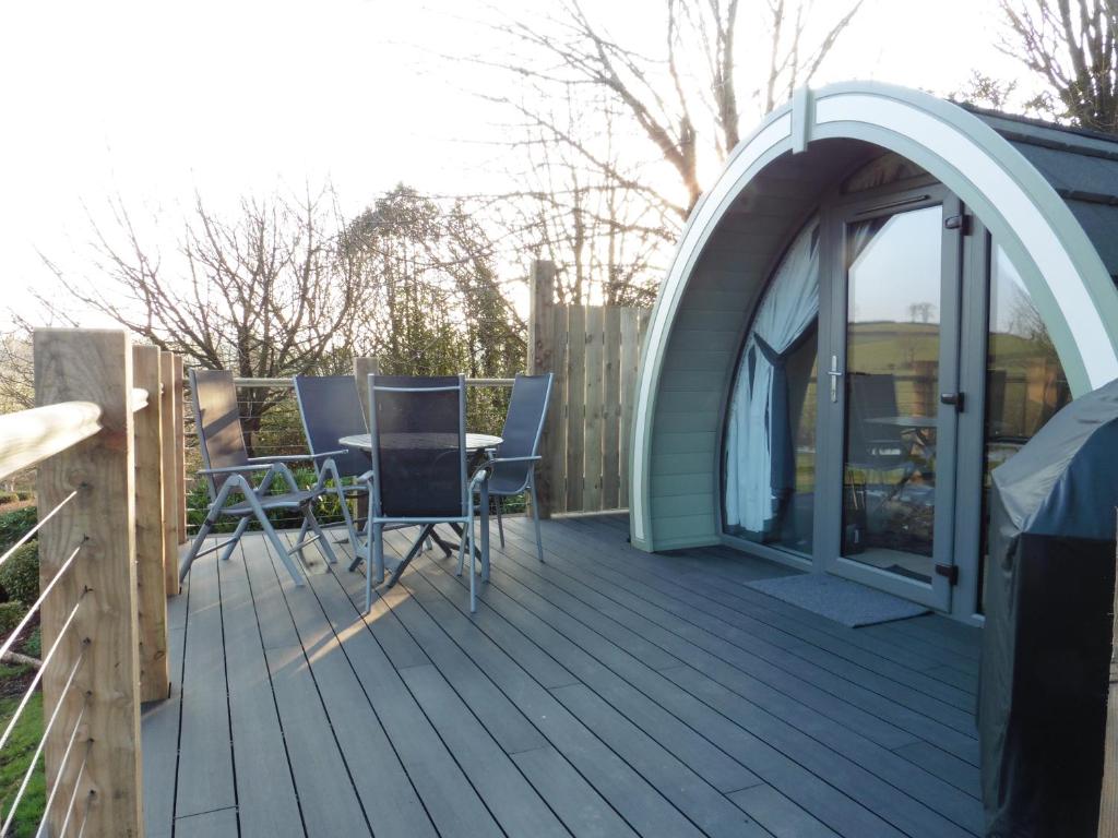 恩尼斯基林Lough Erne Glamping Pod的一个带帐篷和桌椅的甲板