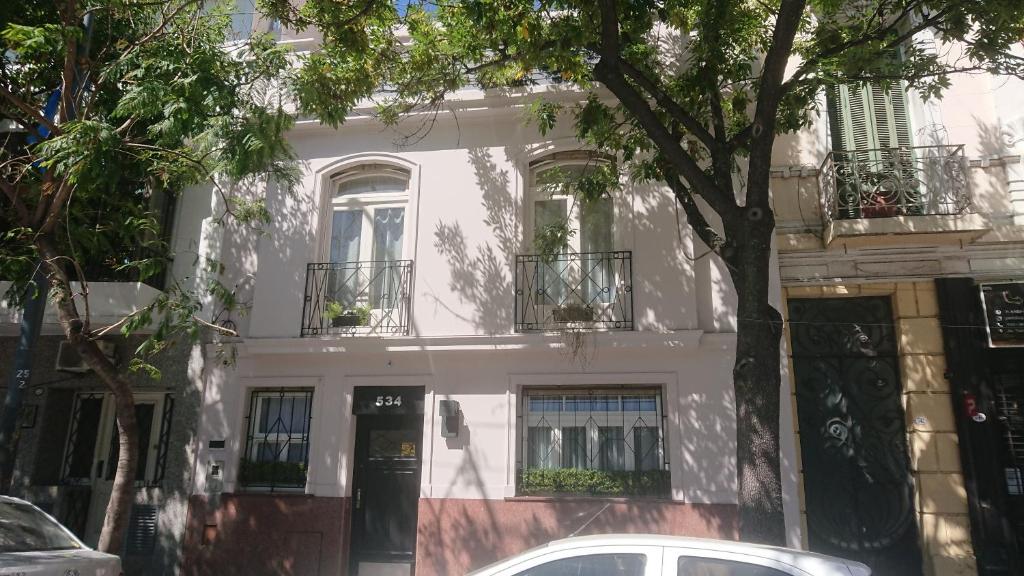 布宜诺斯艾利斯534 Petit San Telmo - Studio & Suites的前面有一辆汽车停放的白色房子