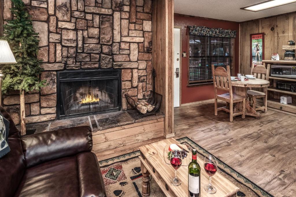 鲁伊多索影山山林小屋的客厅设有壁炉和沙发。