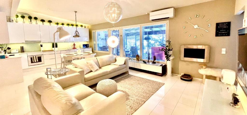 奥卢Design Guesthouse Laanila的一间带白色家具的客厅和厨房
