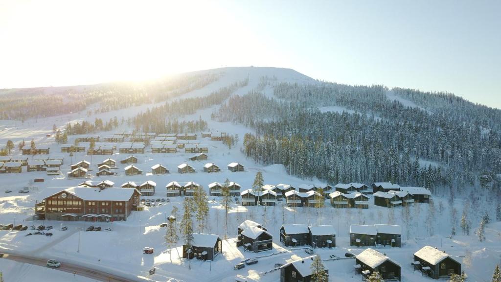 斯托滕Mountain Lodge的雪地中度假村的空中景观