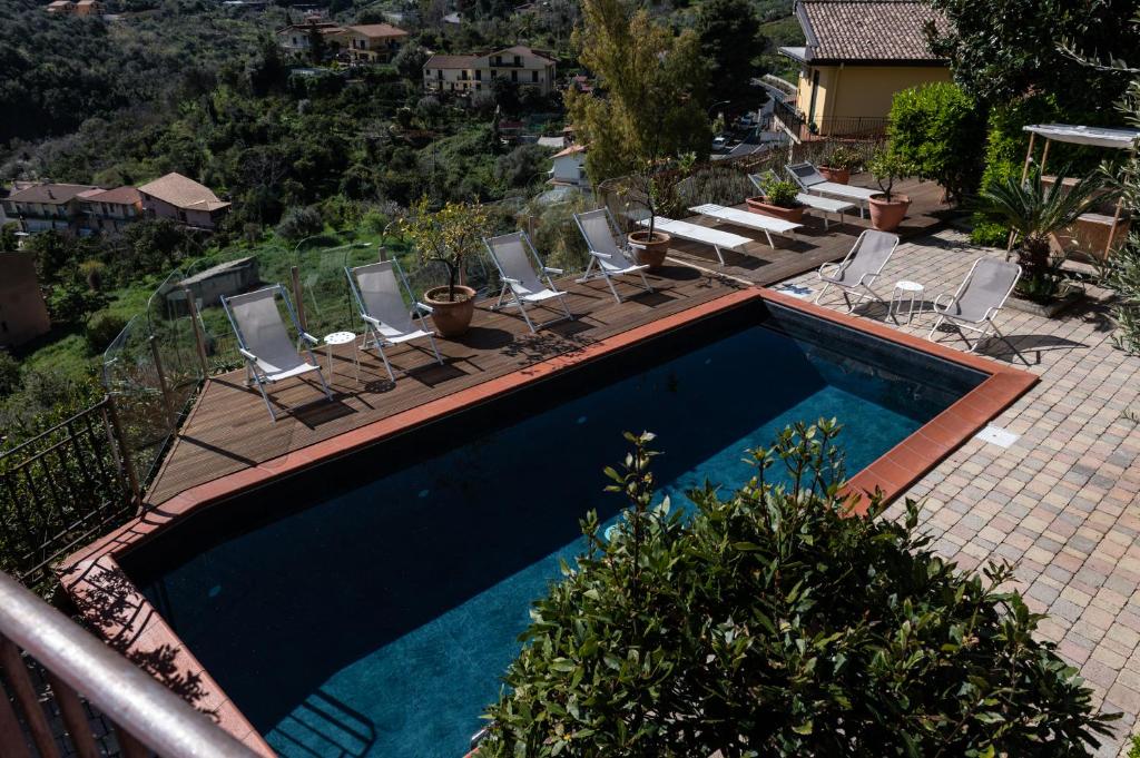 蒙雷亚莱BnB Casa Rossa的一个带躺椅的游泳池