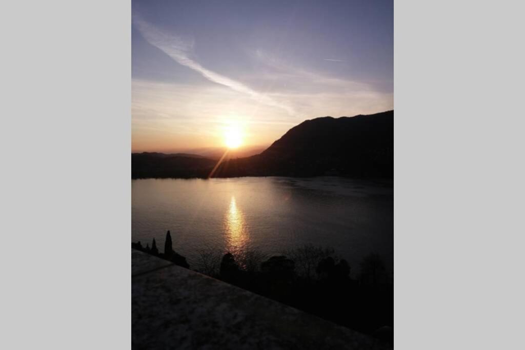 布里维奥Appartment in Blevio; stunning view of the lake的日落在湖上,阳光照耀