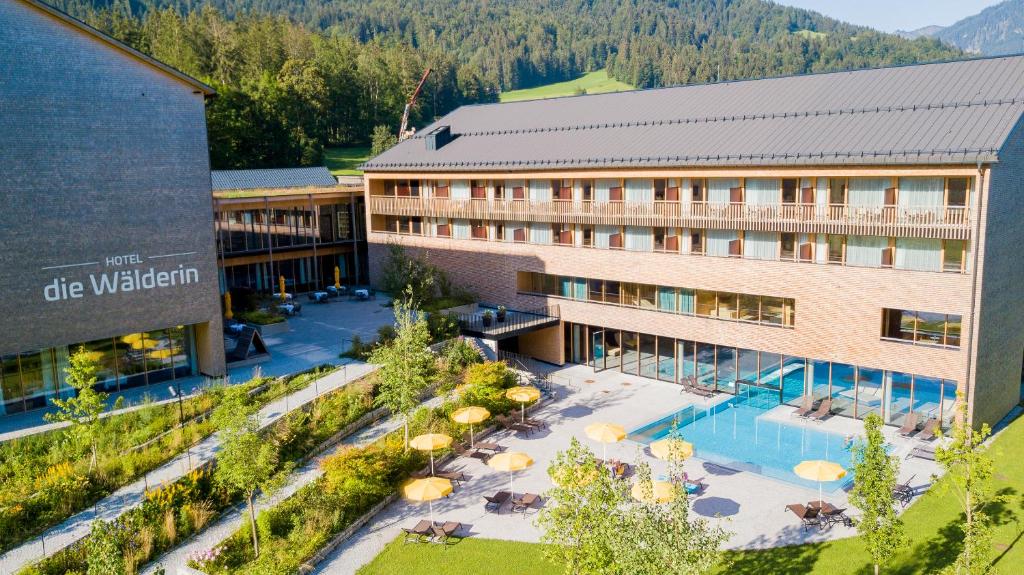 梅劳Hotel die Wälderin-Wellness, Sport & Natur的享有酒店空中美景,设有游泳池