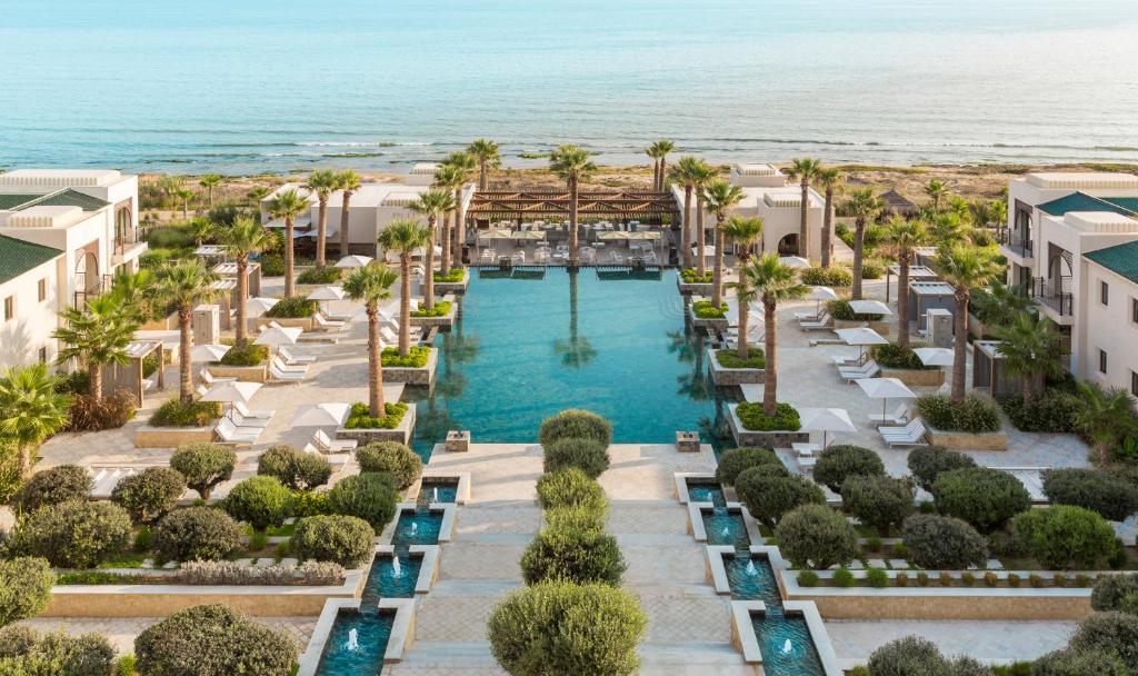 迦玛特突尼斯四季酒店的享有带游泳池和海洋的度假村的空中景致