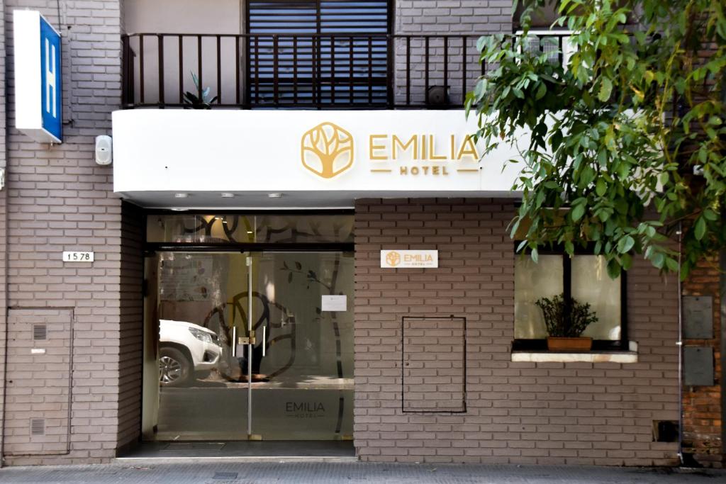 罗萨里奥EMILIA HOTEL的建筑物一侧有标志的商店