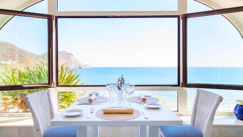 圣何塞帕奇卡夫人酒店的一张带椅子的白色桌子,享有海景