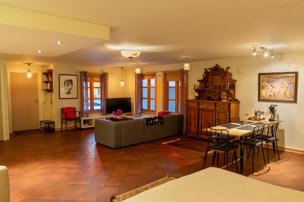 Svelvik罗尔维克别墅公寓的客厅配有沙发和桌子