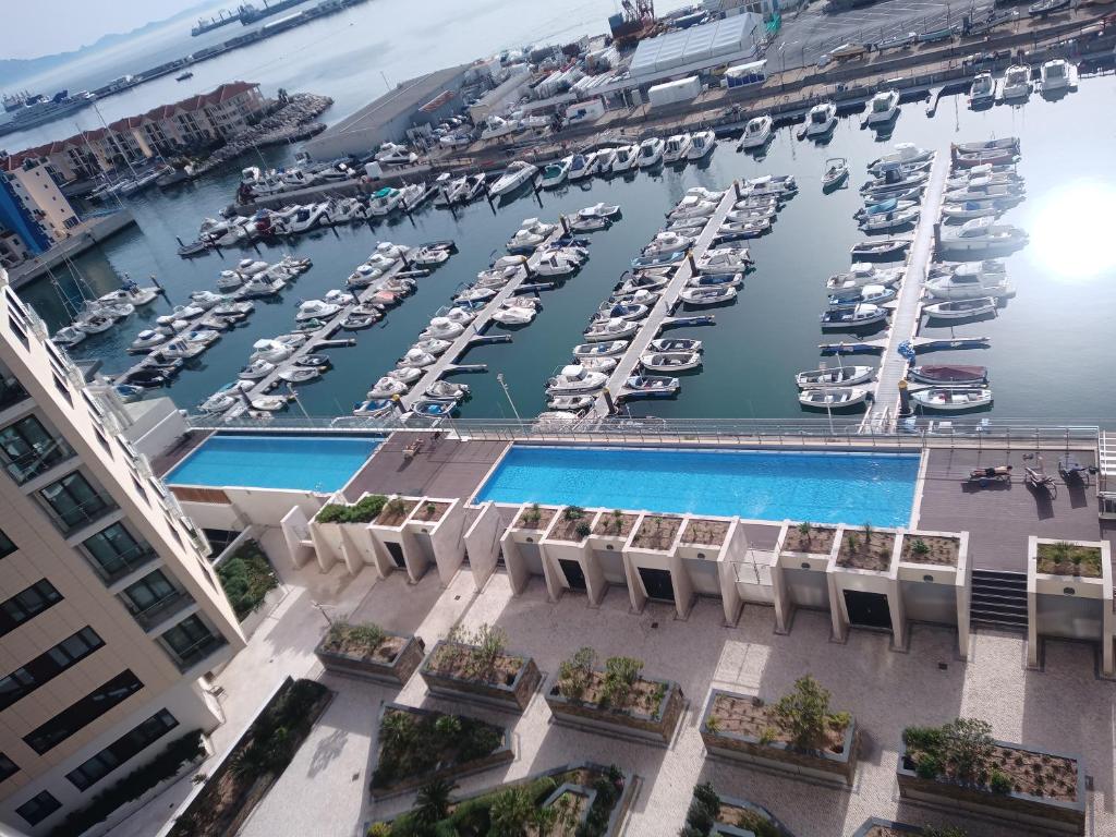 直布罗陀NEW - Kings Wharf Quay29 - Large Studio Apartment with 3 Pools - Gym - Rock Views - Holiday and Short Let Apartments in Gibraltar的享有码头的空中景致,设有船只