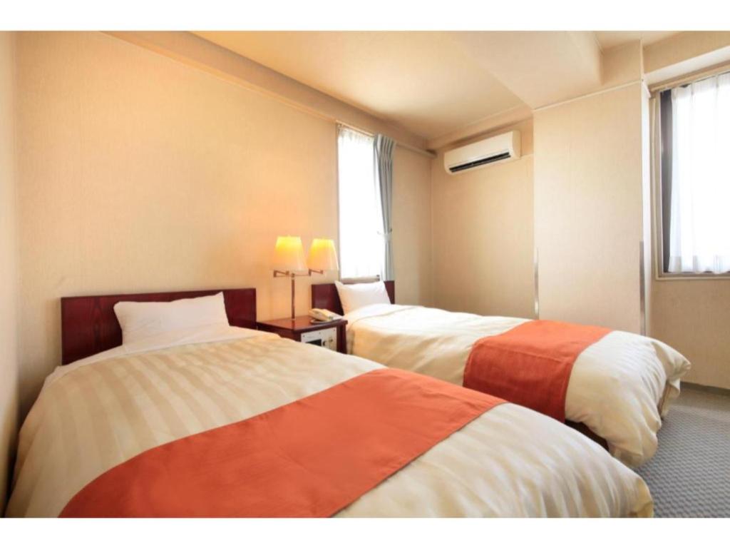 富士宫市Fujinomiya Green Hotel - Vacation STAY 19036v的酒店客房设有两张床和窗户。