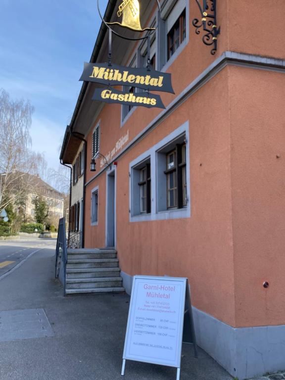 施泰因Garni-Hotel Mühletal的建筑前有标志
