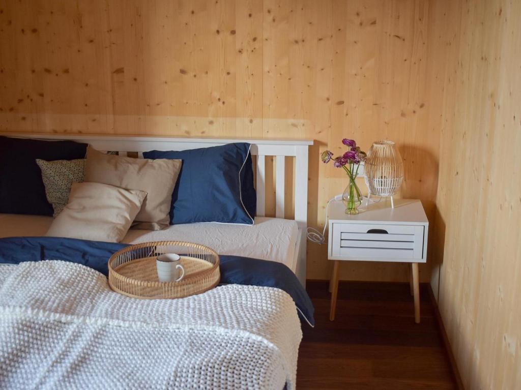 阿特湖Ferienhaus mit Charme的一间卧室配有两张床和一张桌子及床头柜