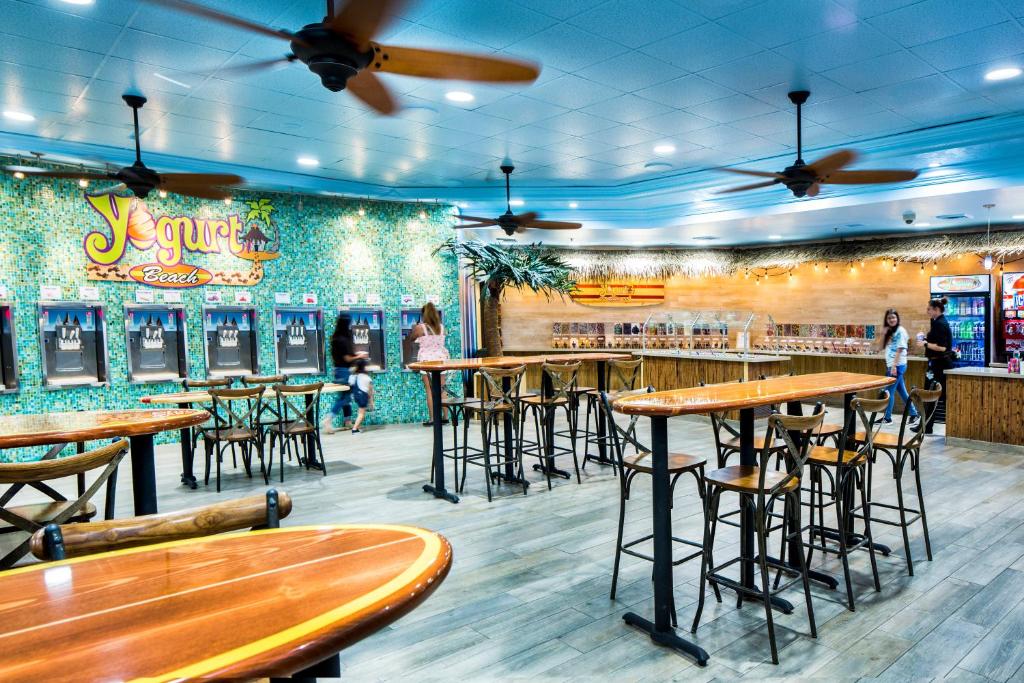 德洛瑟柯斯瑟柯斯里诺酒店餐厅或其他用餐的地方