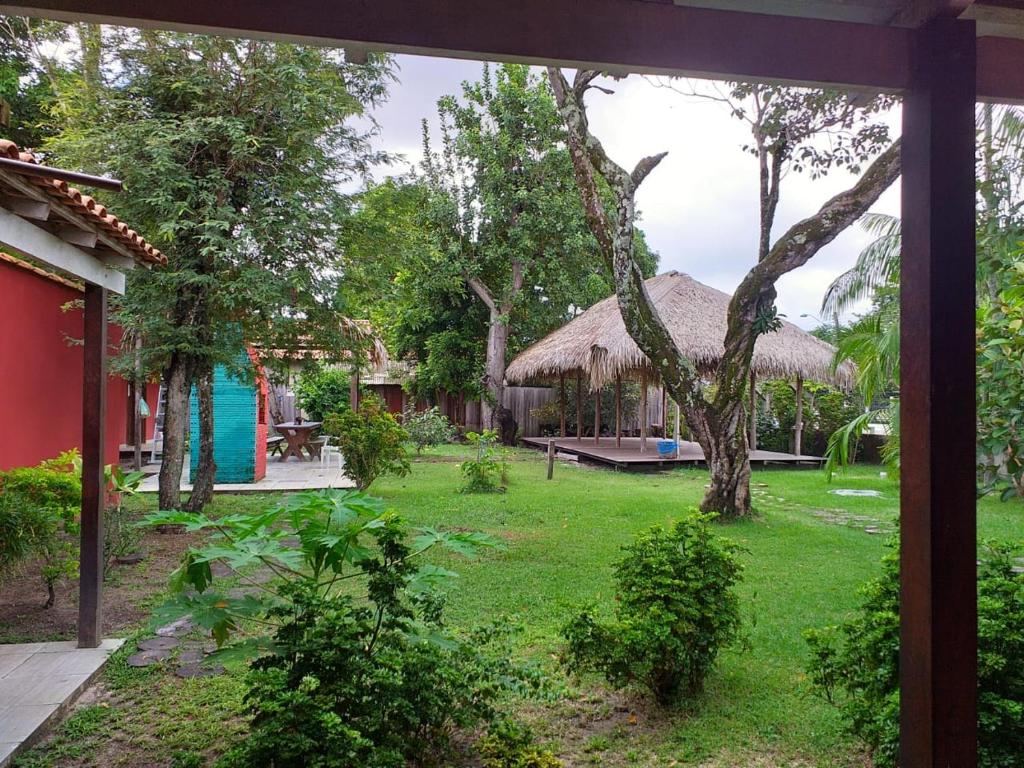 阿尔特杜尚波萨达多塔帕若斯河旅馆的享有庭院和树屋的景色