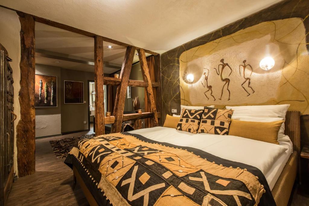 大乌姆斯塔特农家小憩酒店的一间卧室,卧室内配有一张大床