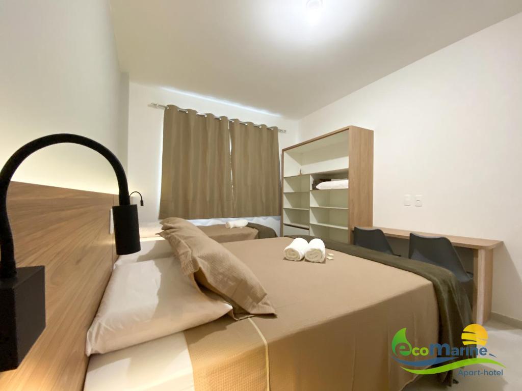 佩尼亚Ecomarine Apart-hotel 800 m Beto Carrero的一间卧室配有一张床,上面有两条毛巾