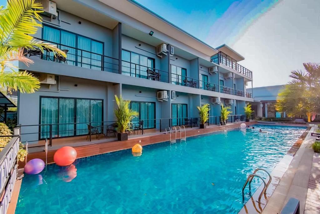 尖竹汶Phuengluang Riverside Hotel Chanthaburi的游泳池的图片