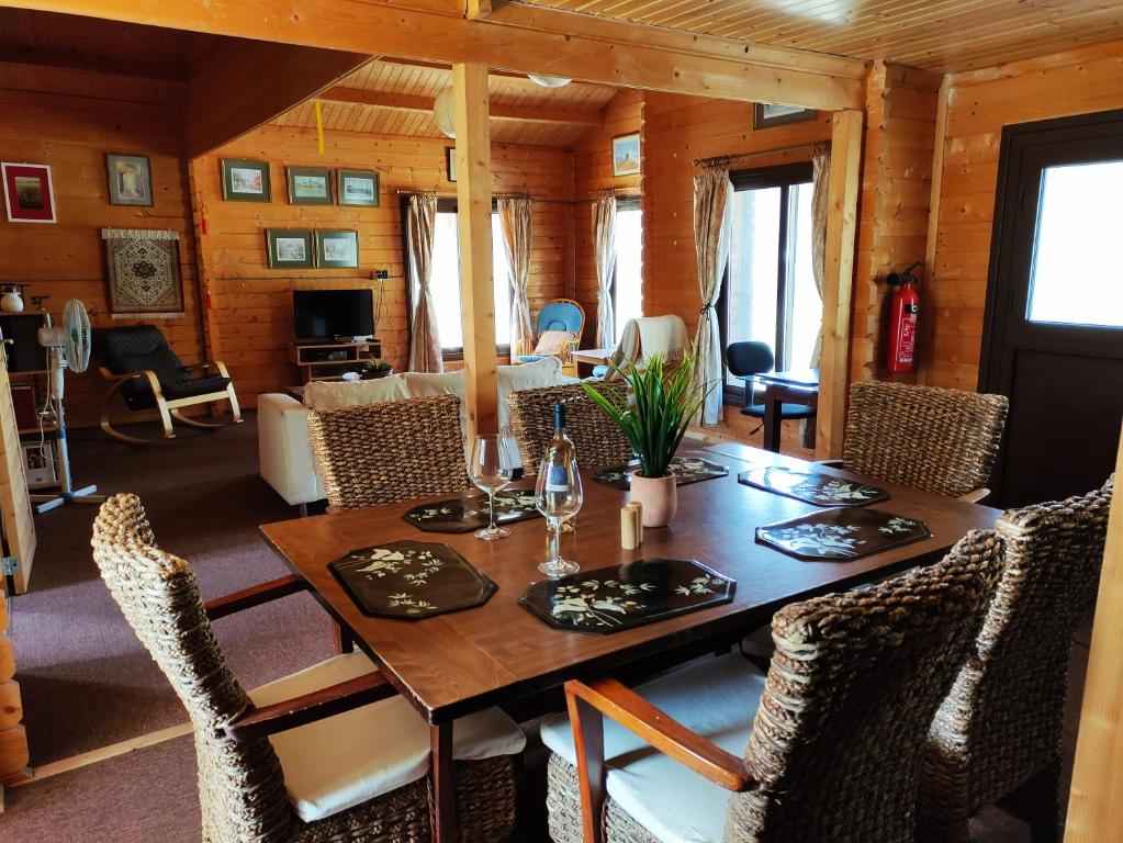 Kato AmiandosThe Cosy Mountain Cabin with Stunning Views near Troodos的一间带木桌和椅子的用餐室