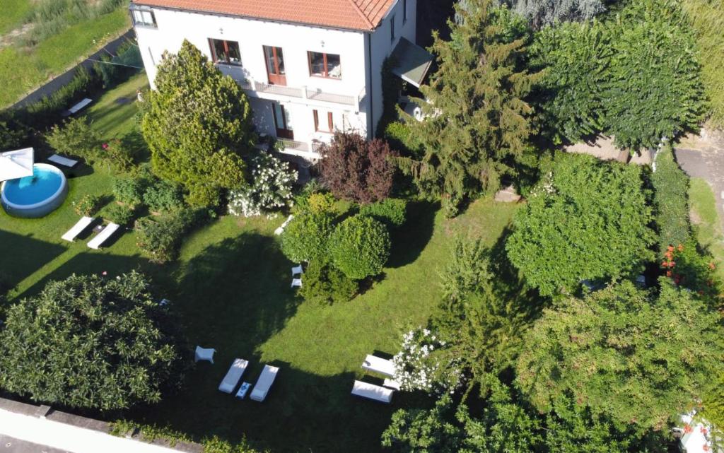 米兰阿依达公寓的享有树木和庭院的空中景致
