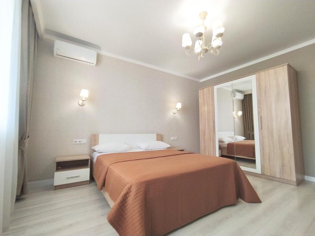敖德萨квартира в Жилом комплексе Левитана,массив Радужный的一间卧室配有一张大床和镜子