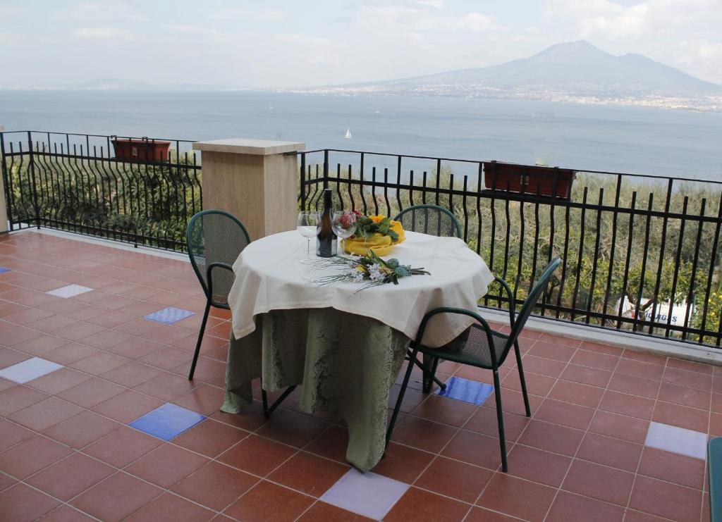 卡斯特拉玛雷帝斯达比亚安卡尔索伦托 - 卡萨达克高丽萨酒店的海景阳台上的桌子