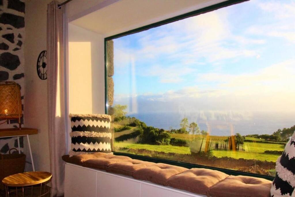 Prainha de CimaFish House 3的海景大窗户