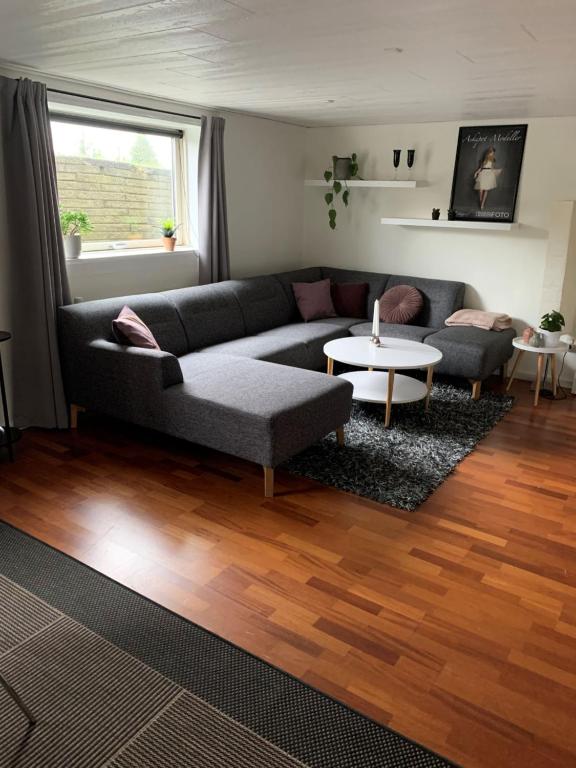 斯坎讷堡Villa Toften的客厅配有沙发和桌子