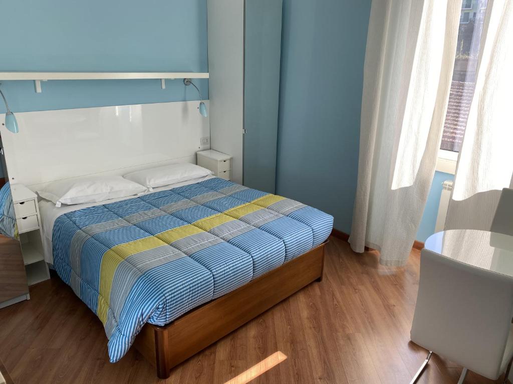 罗马Luna Rossa Roma Guest House的一间卧室配有一张蓝色墙壁的床