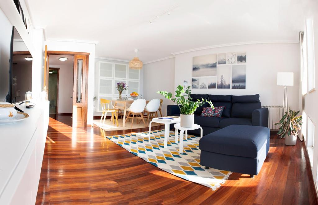 拉科鲁尼亚Apartamento Paseo Marítimo的客厅配有沙发和桌子
