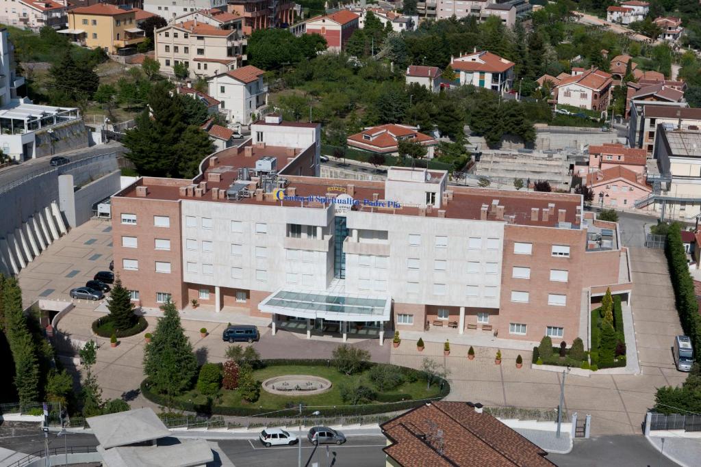 圣乔瓦尼·罗通多Hotel Centro di Spiritualità Padre Pio的城市建筑物的空中景观