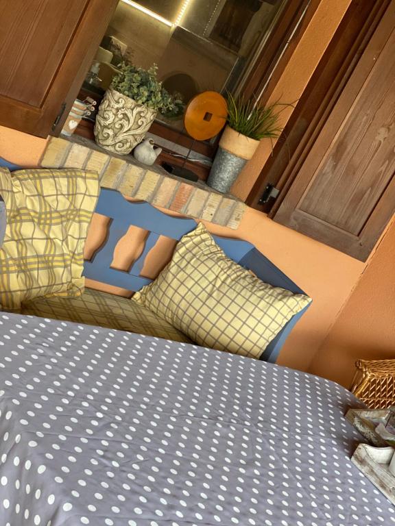 SarudSarud házikó-szálláshely的客房配有一张床铺和一张桌子上的枕头