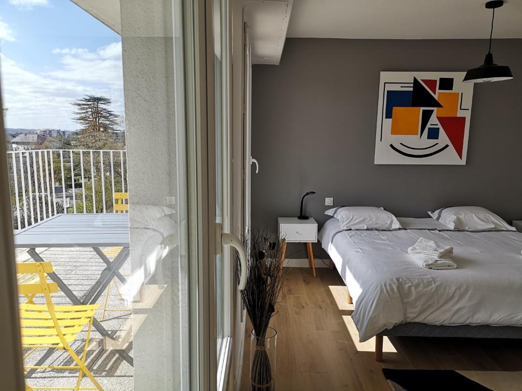 Appartement tout confort 2 chbres - 72m2 - avec terrasse et vue Pyrénées客房内的一张或多张床位