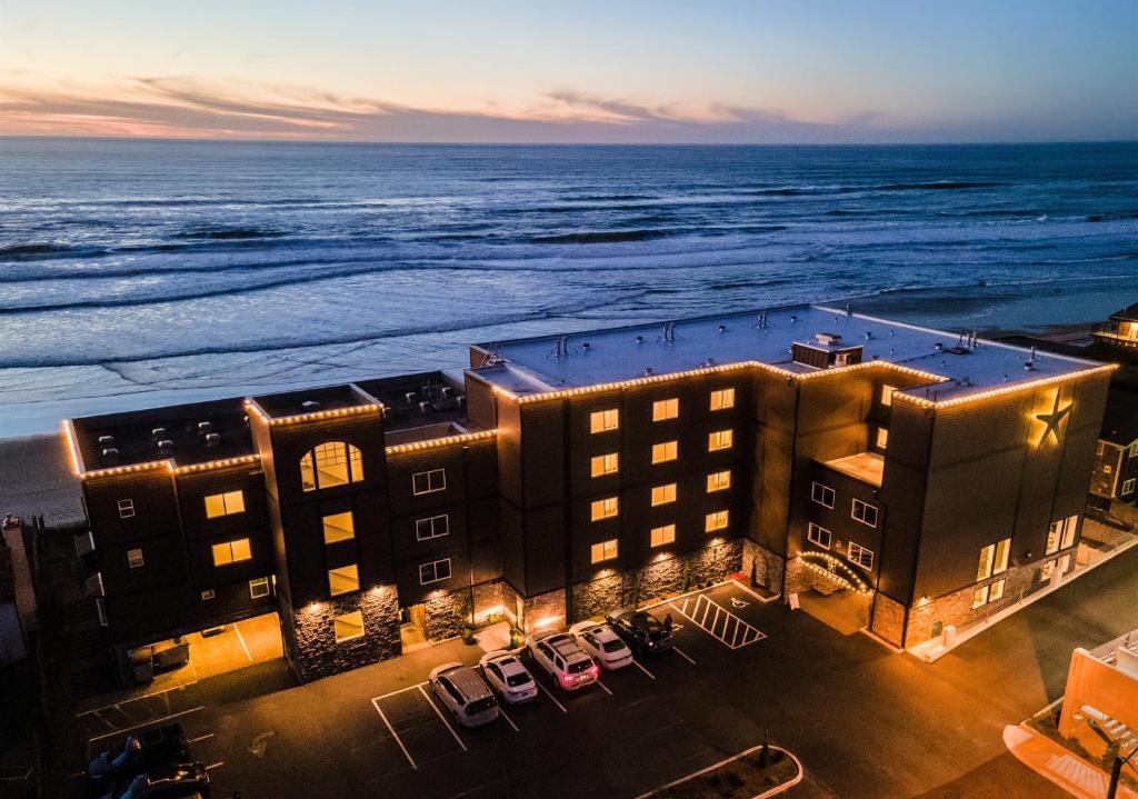 林肯市Starfish Manor Oceanfront Hotel的享有酒店空中海景