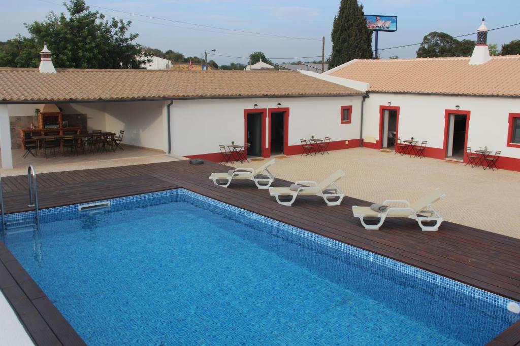 阿尔布费拉Quinta do Sr. Cabrita的一个带躺椅的游泳池以及一座房子