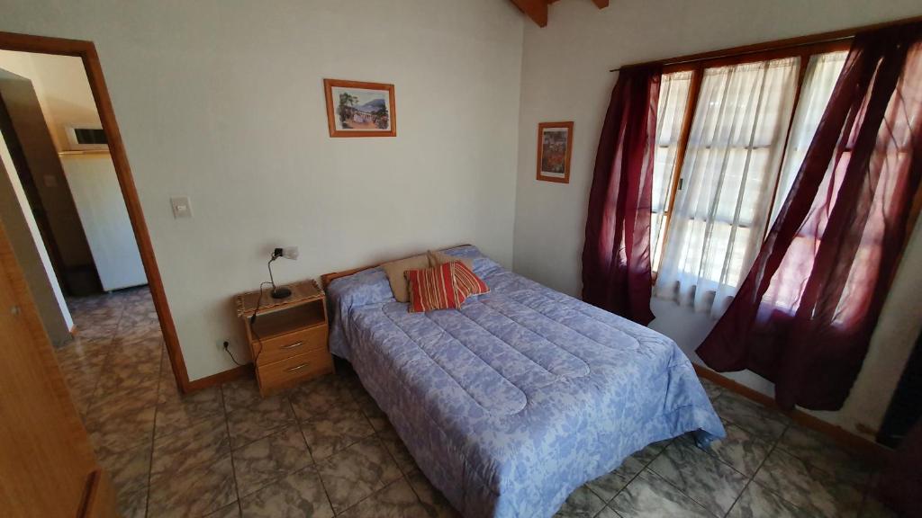 圣马丁德洛斯Casita Fontanive的一间卧室配有一张床、一个梳妆台和一扇窗户。