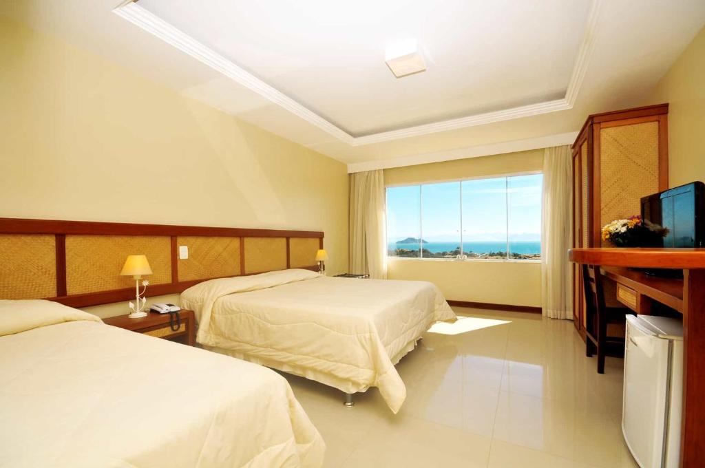 布希奥斯珀萨达佩利卡诺旅馆的酒店客房设有两张床和大窗户。