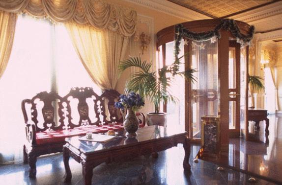 罗马Hotel Geo的客厅配有沙发和桌子