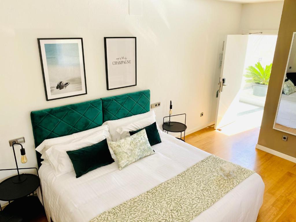 兰卡卡波纳酒店的一间卧室配有一张大床和绿色床头板