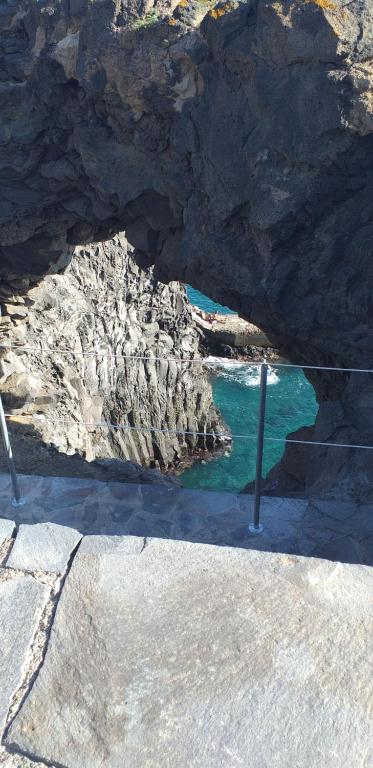 德尔锡伦西奥海岸La graciosa的岩石洞,前面有水