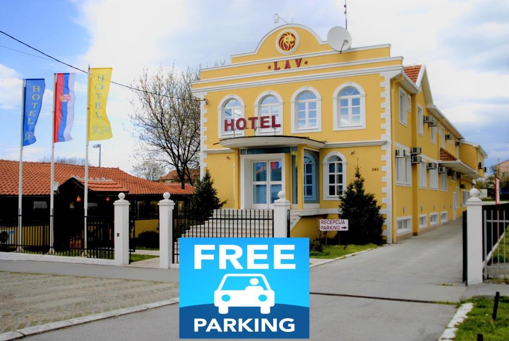 贝尔格莱德加尼拉佛酒店的前面有免费停车标志的黄色建筑