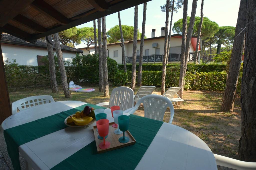 利尼亚诺萨比亚多罗Villa in Lignano Riviera comfortable的一张桌子上放着一盘水果和饮料